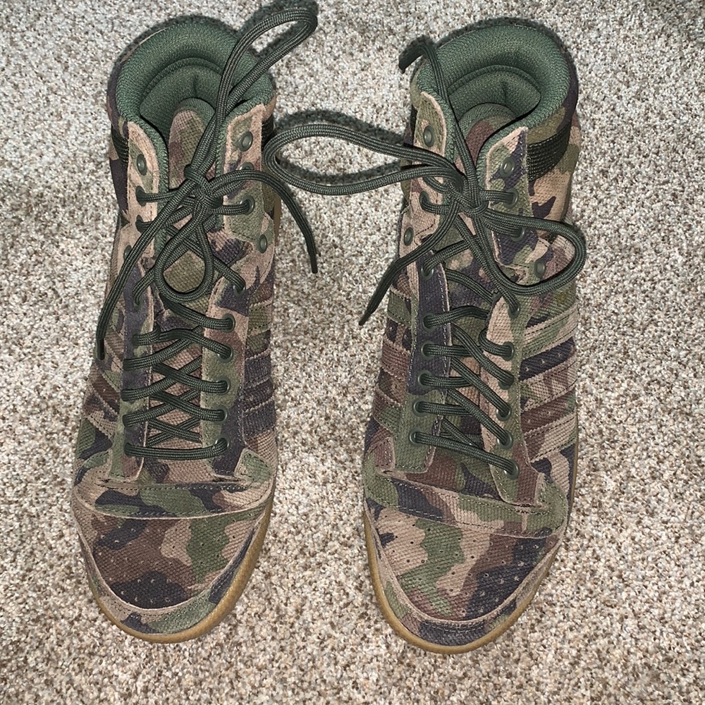 Barely worn, in excellent condition